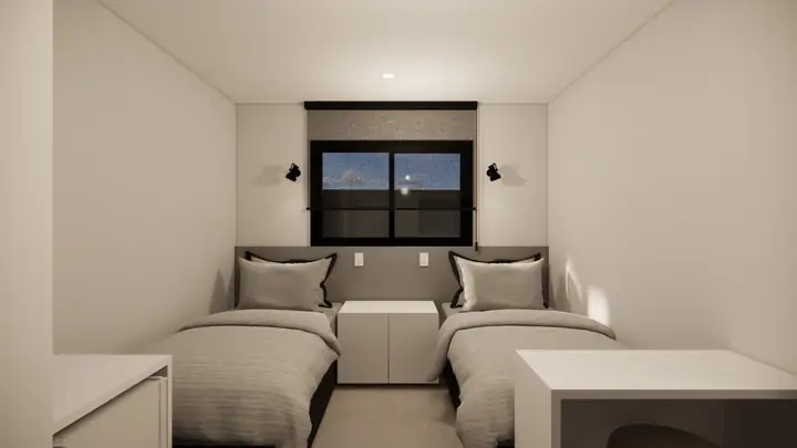 Quarto do Centro de Acolhida com duas camas de solteiro, criado-mudo entre elas e janela ao fundo.