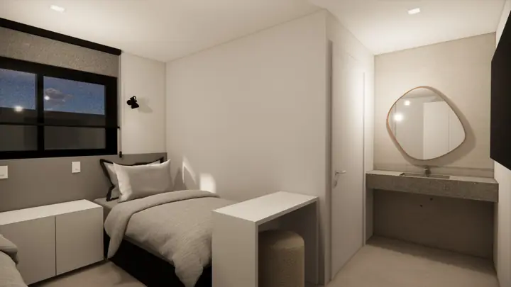 Quarto do Centro de Acolhida com uma cama de solteiro, escrivaninha, espelho e janela.