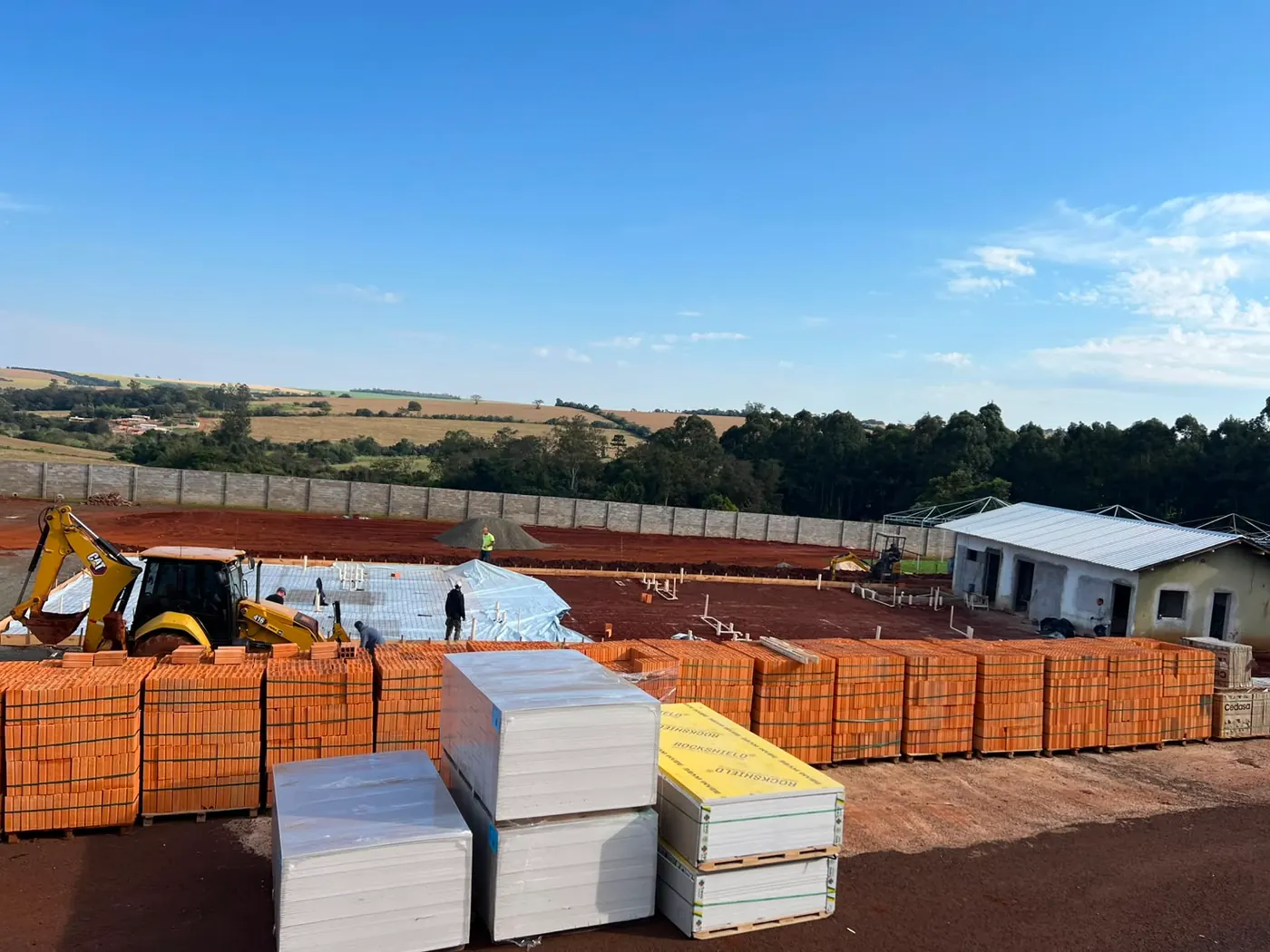 Terreno da obra com materiais de construção e maquinário