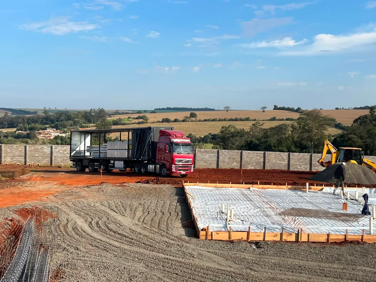 Chegada de materiais de construção no canteiro de obras